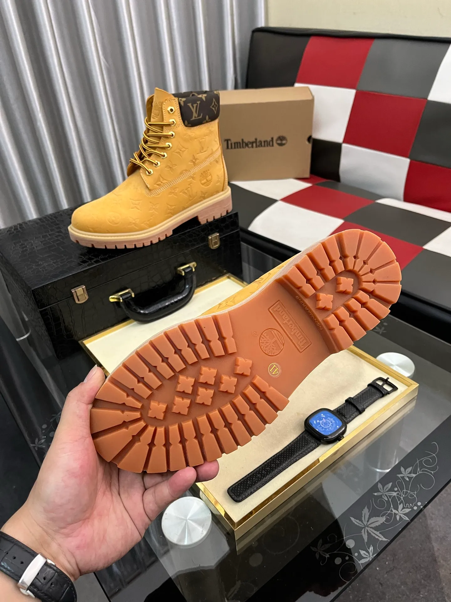Ex-factory price: 458⌚️⌚️LV x Timberland Timberland joint model Presbyopia Embossed Rhubarb Boots Ankle Boots Short Boots LV x Timberland ankle boots are made of Monogram embossed waterproof nubuck cow leather, relying on the brand's exquisite craftsmanship to carefully reshape the classic Timberland 6-inch boot shape in Italy, with an eye-catching American workwear style. Created by Pharrell Williams 2025 autumn and winter menswear show. Monogram embossed tongue, original Timberland laces and outsole are exquisite details, and the leather label expresses the cooperation logo. Exquisite packaging at the delivery counter🛍📦 ▪️Material: Original customized imported first-layer cowhide ▪️Inner lining: Original customized leather lining/mesh lining ▪️Outsole: Original molded rubber material ▪️Sole thickness: 3.5CM ▪️Size: 38-44